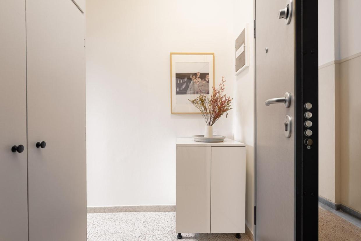 Studio With Sunny Balcony In Exarcheia Атина Екстериор снимка
